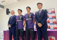　会見に臨んだ京都の（左から）大熊清ＧＭ、尹星俊、酒井滉生、李哲洙育成部部長