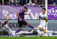 　前半、先制ゴールを決める京都・マルコトゥーリオ（中央）