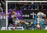 　試合終了間際、同点ゴールを決める鹿島・鈴木（手前左）