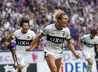 　試合終了間際、同点ゴールを決め雄たけびを上げる鹿島・鈴木（手前）