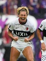 　試合終了間際、同点ゴールを決め、雄たけびを上げる鹿島・鈴木