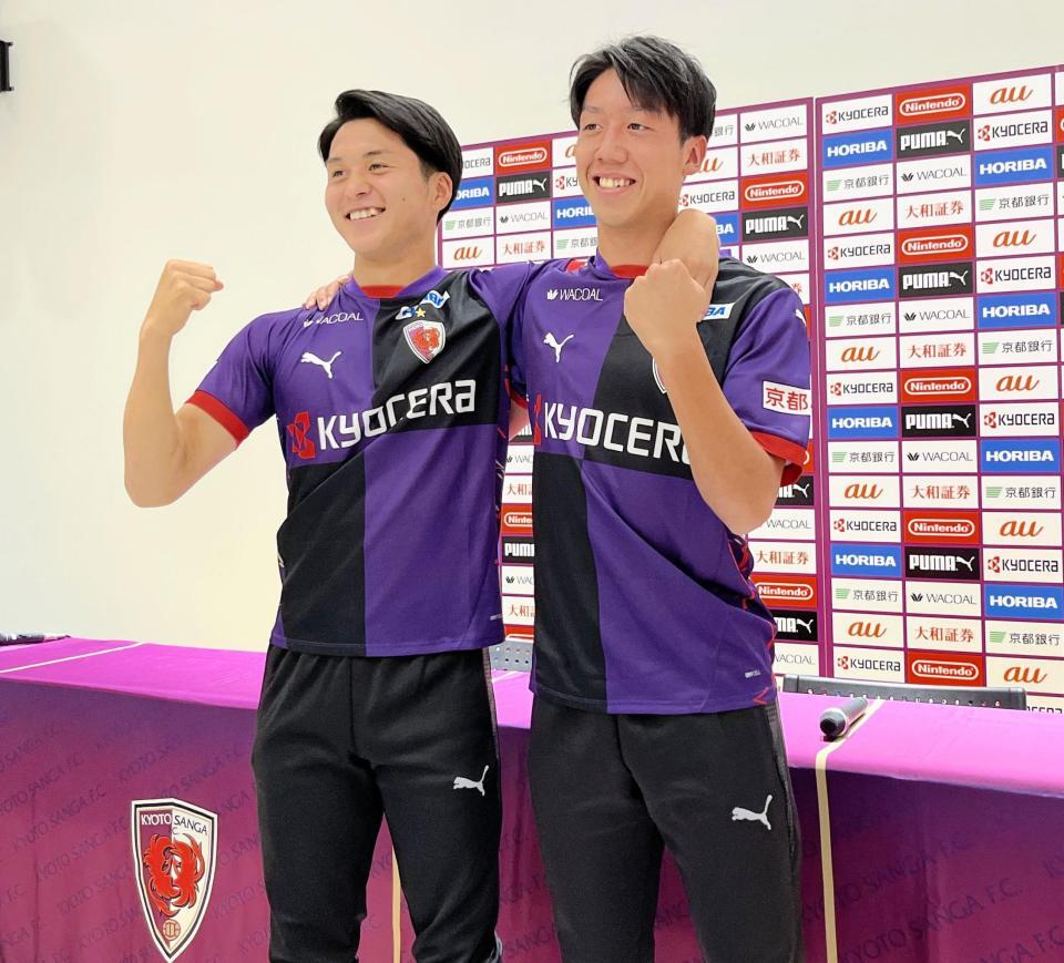 　トップチームでの活躍を誓う京都ＭＦ尹星俊（左）とＦＷ酒井滉生