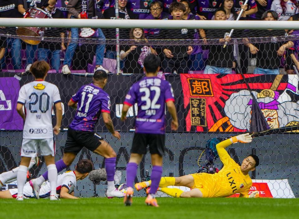 　前半、京都・マルコトゥーリオ（１１）に先制ゴールを許す鹿島・ＧＫ早川（右端）ら