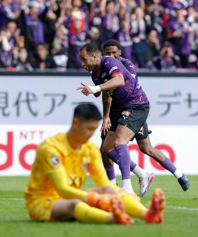 　前半、先制ゴールを決め駆け出す京都・マルコトゥーリオ。ＧＫ早川