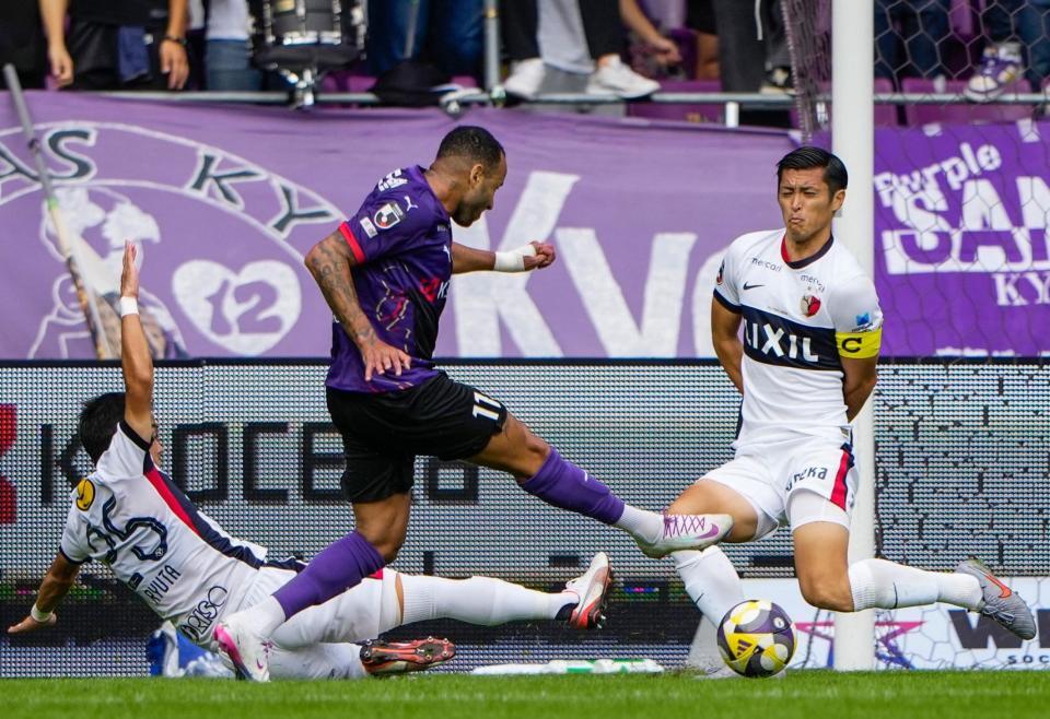 　前半、先制ゴールを決める京都・マルコトゥーリオ（中央）