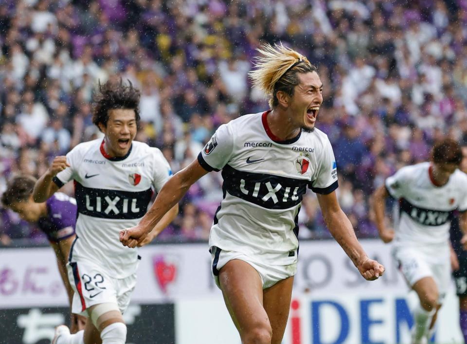 　試合終了間際、同点ゴールを決め雄たけびを上げる鹿島・鈴木（手前）