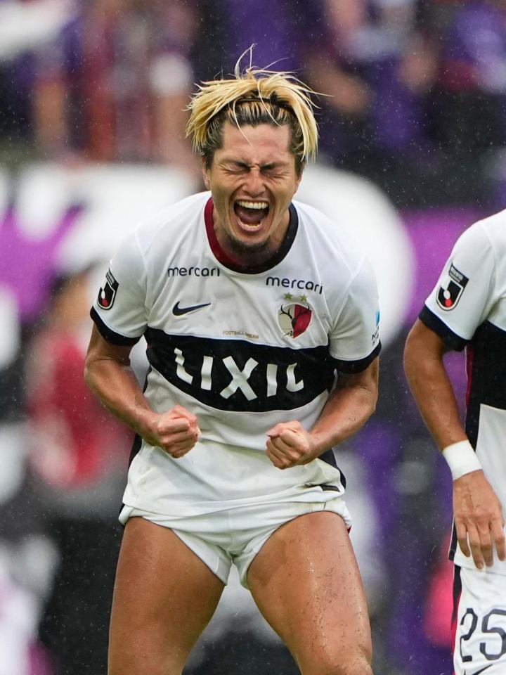 　試合終了間際、同点ゴールを決め、雄たけびを上げる鹿島・鈴木