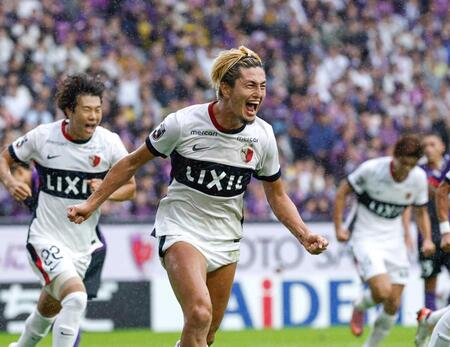 　同点ゴールを決め駆け出す鹿島・鈴木（中央）