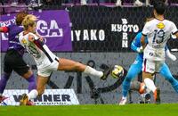 　試合終了間際、同点ゴールを決める鹿島・鈴木