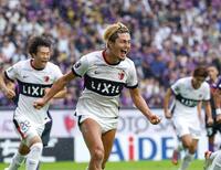 　同点ゴールを決め駆け出す鹿島・鈴木（中央）