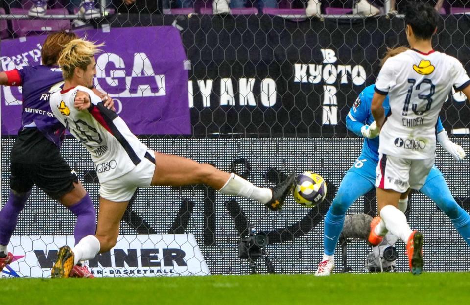 　試合終了間際、同点ゴールを決める鹿島・鈴木