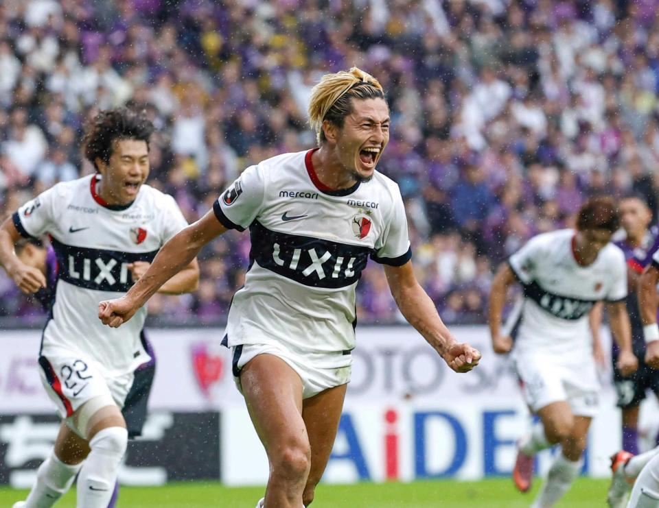 　同点ゴールを決め駆け出す鹿島・鈴木（中央）