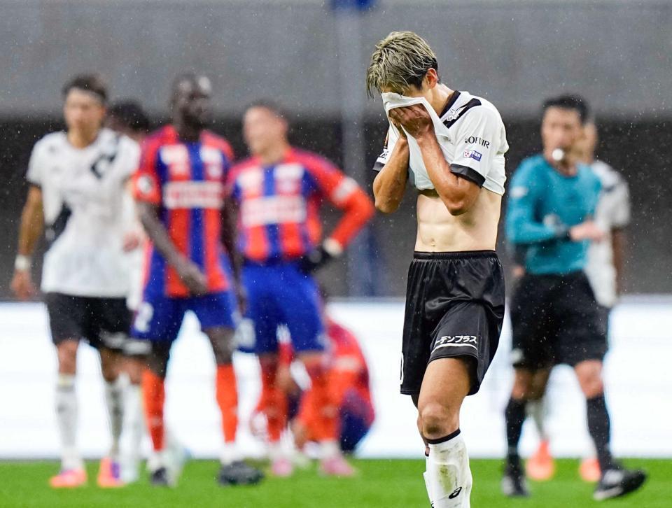 　新潟と引き分け、顔を覆う神戸・大迫