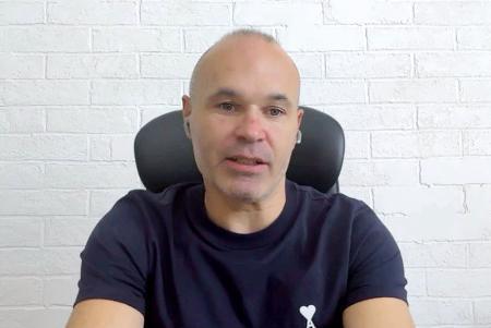 　オンラインで記者会見するイニエスタさん＝３０日