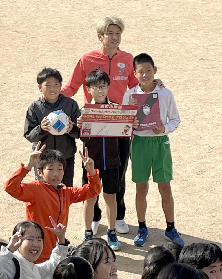 　神戸市内の小学校を訪れた神戸・大迫