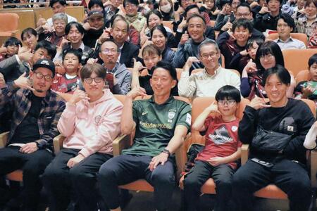 　トークショーで神戸ファンと記念撮影する神戸・権田（中央）