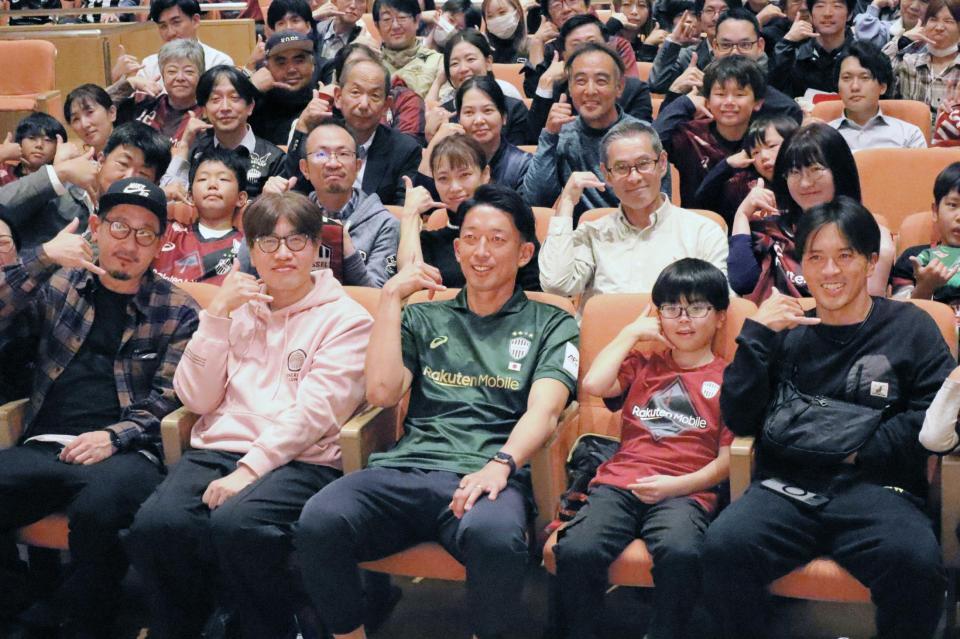 　トークショーで神戸ファンと記念撮影する神戸・権田（中央）