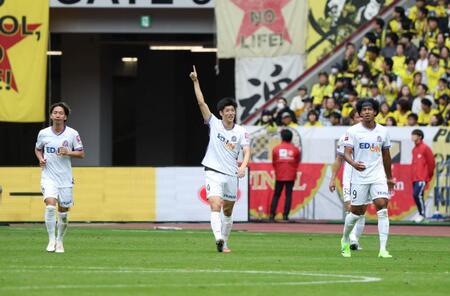 　前半、先制ゴールを決めた広島・荒木隼人（中央）＝撮影・石井剣太郎