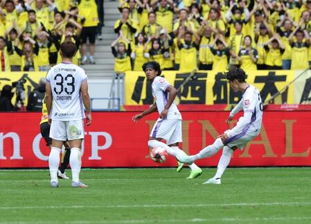 　前半、ゴールを決める広島・東俊希（右端）＝撮影・石井剣太郎