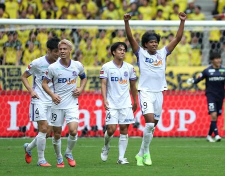 　前半、ゴールを決め喜ぶ広島・ジャーメイン良（右端）＝撮影・石井剣太郎