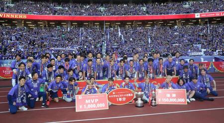 　サポーターと記念撮影する広島イレブン（撮影・石井剣太郎）