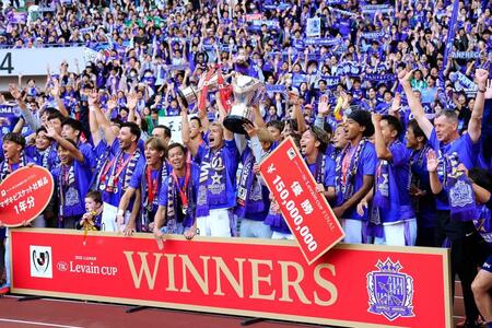 　３大会ぶり２度目の優勝を果たし、サポーターと写真に納まる広島の選手たち