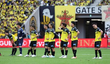 　落胆する柏イレブン（撮影・石井剣太郎）