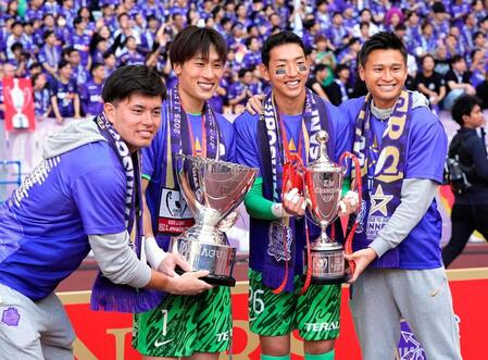 　３大会ぶり２度目の優勝を果たし、写真に納まる広島・ＧＫ大迫（左から２人目）ら