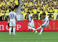 　前半、ゴールを決める広島・東俊希（右端）＝撮影・石井剣太郎