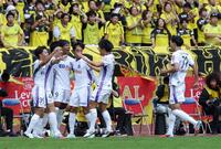 　前半、ゴールを決め喜ぶ広島・ジャーメイン良（９）＝撮影・石井剣太郎