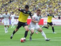 　前半、広島・塩谷司とボールを競り合う柏・垣田裕暉（左）＝撮影・石井剣太郎