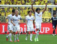 　前半、ゴールを決め喜ぶ広島・ジャーメイン良（右端）＝撮影・石井剣太郎