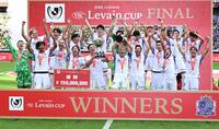 　ルヴァンカップ優勝を決め、優勝カップを掲げ喜ぶ広島イレブン