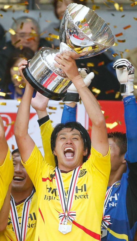 　ナビスコ杯（当時）を制し、カップを掲げる工藤壮人さん