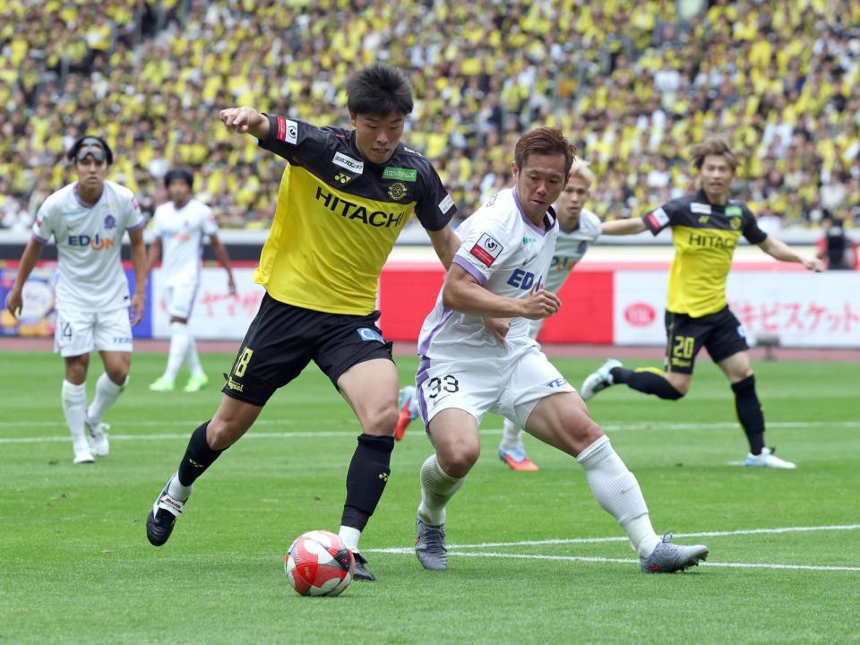 　前半、広島・塩谷司とボールを競り合う柏・垣田裕暉（左）＝撮影・石井剣太郎