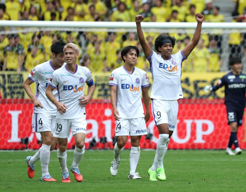 　前半、ゴールを決め喜ぶ広島・ジャーメイン良（右端）＝撮影・石井剣太郎