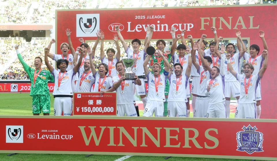 　ルヴァン杯を制し喜ぶ広島イレブン（撮影・石井剣太郎）