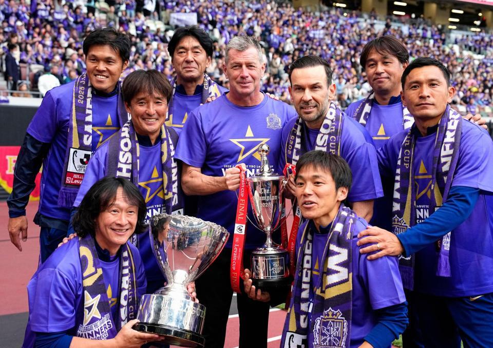 　３大会ぶり２度目の優勝を果たし、写真に納まる広島・スキッベ監督（中央）ら