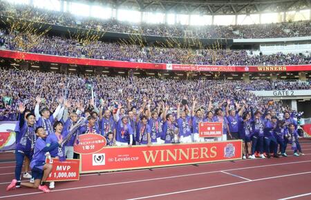 広島　３大会ぶり２度目Ｖ　まさに「三本の矢」ＦＫ＆ロングスロー×２で沈めた！　スキッベ監督「本当にうれしい」