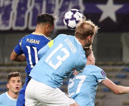 　前半、ゴールを狙う町田・増山朝陽（左）＝Ｇスタ（撮影・石井剣太郎）