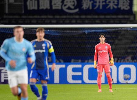 　前半、オウンゴールで先制を許し、ぼうぜんとする町田・ＧＫ谷（右）