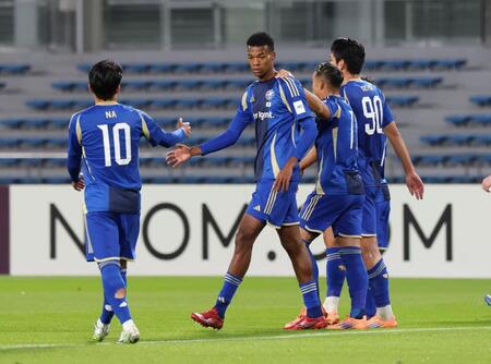 　前半、同点ゴールを決めた町田・望月ヘンリー海輝（左から２人目）＝撮影・石井剣太郎