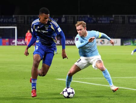 前半、相手と競り合う町田・望月ヘンリー海輝（左）＝撮影・石井剣太郎