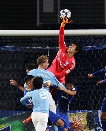 　後半、ゴールを防ぐ町田・谷晃生（撮影・石井剣太郎）