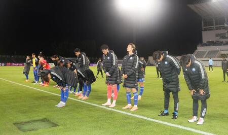 　試合後、サポーターにあいさつする町田イレブン（撮影・石井剣太郎）