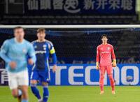 　前半、オウンゴールで先制を許し、ぼうぜんとする町田・ＧＫ谷（右）