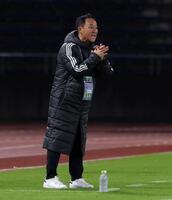 　選手に指示を出す町田・黒田剛監督（撮影・石井剣太郎）