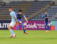 　前半、前半、ゴールを狙う町田・相馬勇紀（左から２人目）＝撮影・石井剣太郎