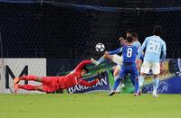 　後半、勝ち越しゴールを許す町田・谷晃生（左）＝撮影・石井剣太郎