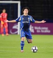 　前半、天を仰ぐ町田・相馬勇紀（撮影・石井剣太郎）